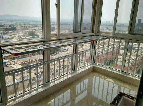 家里的窗户上要不要装护栏?装多高?装在玻璃的内侧