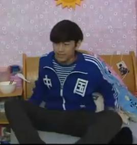 大学生同居的事儿 小宝穿的蓝色中国字样衣服