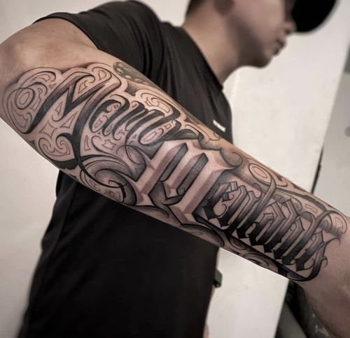 上海由龙纹身分享花体字纹身图案的小知识