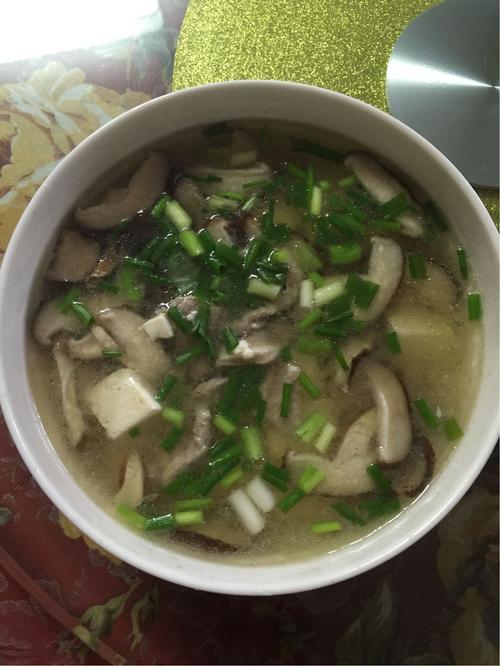 鲜菇豆腐汤是家常菜,制作原料主要有香菇,,青菜,豆腐,瘦肉和生姜.