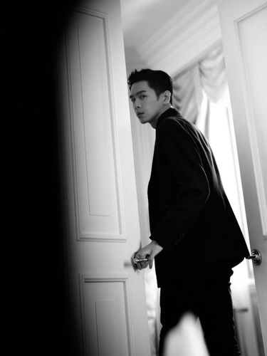 张若昀黑色西装造型气场强大酷帅十足