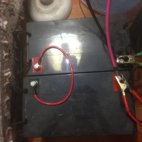 两个12v100ah的串联电瓶用智能充电器,调到24v 30a电流充电,24小时后