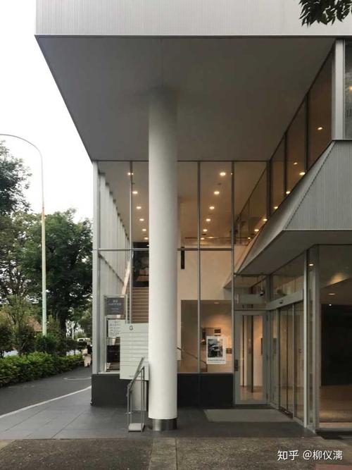 如何看待桢文彦不同时期风格在代官山建筑群里的体现?