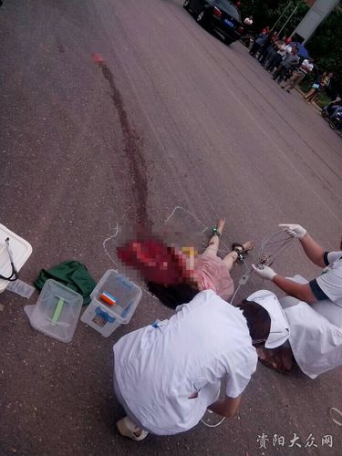 安岳普州大道红绿灯处发生一起惨重车祸,小女孩当场死亡