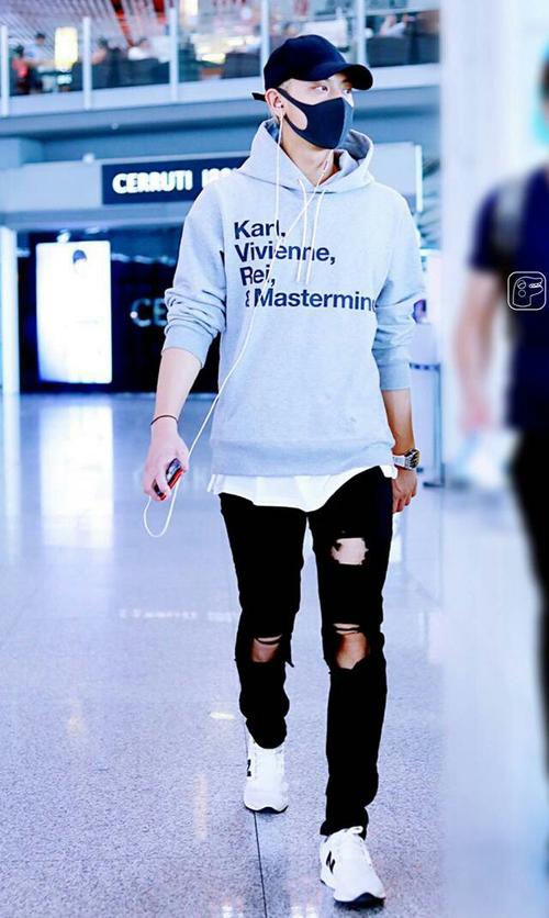 黄子韬穿"女装"亮相机场?网友:这次的服装真的用力过猛了.