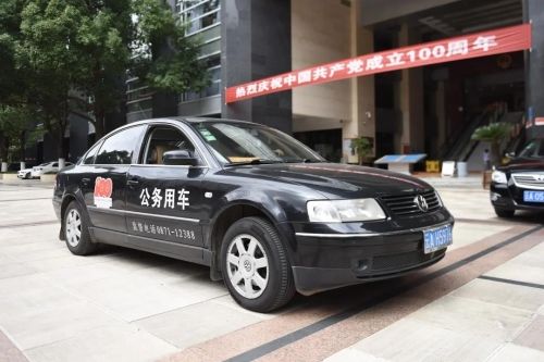 五华区公务用车贴上"庆祝中国共产党成立100周年"车贴