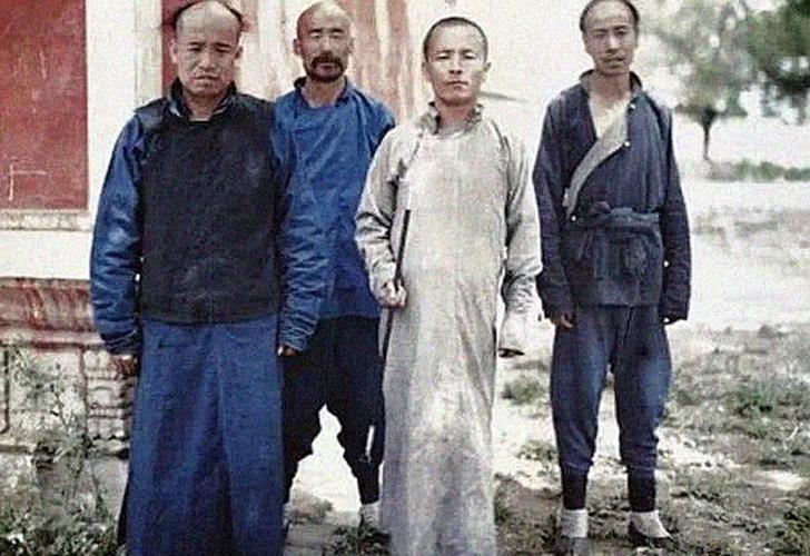 100年前法国人拍的清朝人,几个书生样子的中年人,长袍短褂,应该是