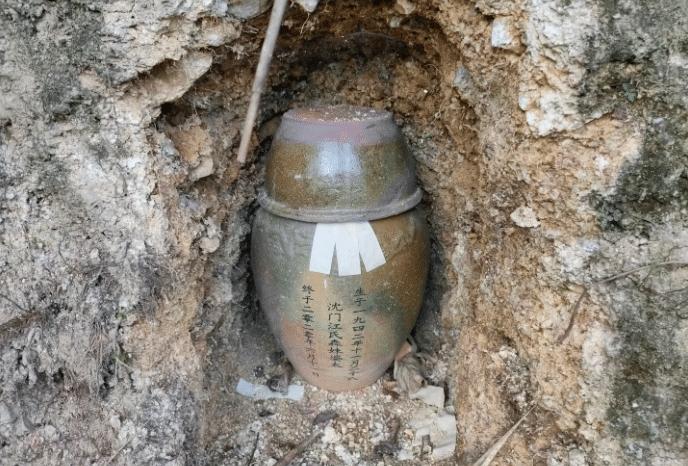 吓人广宁某山路边摆满骨灰坛过往司机人心惶惶怎么回事