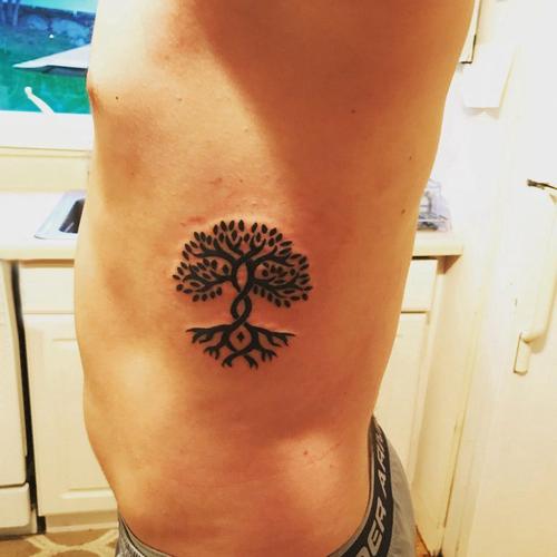 男生侧腰上黑色简单个性线条植物生命树纹身图案