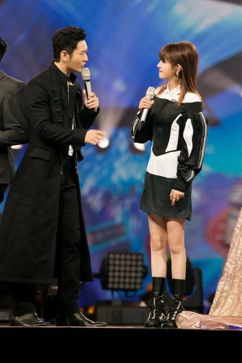 还有同超女的尚雯婕,周笔畅和张靓颖,其中周笔畅和张靓颖是同一侥的