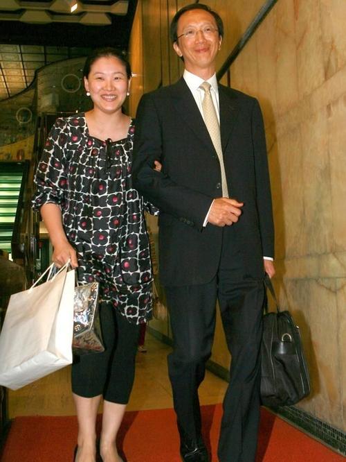 伏明霞风流情史无数,嫁大26岁老公拼死生四胎,如今花千万狂买豪宅