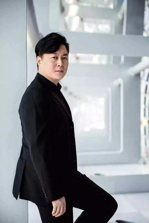 王鹤翔,国家大剧院驻院男中音歌唱家.