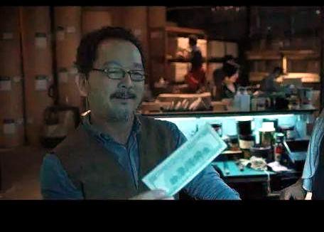 智叔在电影《无间道Ⅱ》中的饰演倪家三叔,片中靠在车边吹着口琴的