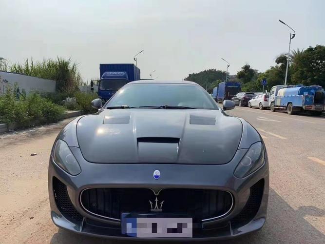 车头部分,这台车依然保持玛莎拉蒂家族式的设计,三叉戟的皇后标识