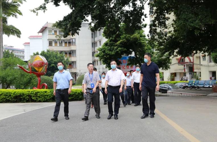 7月2日,县委书记梁平江到县教育局,上林县中学及上林县城关中学检查