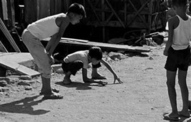 一组老照片,展示70,80后童年玩过的游戏,有你的回忆吗?