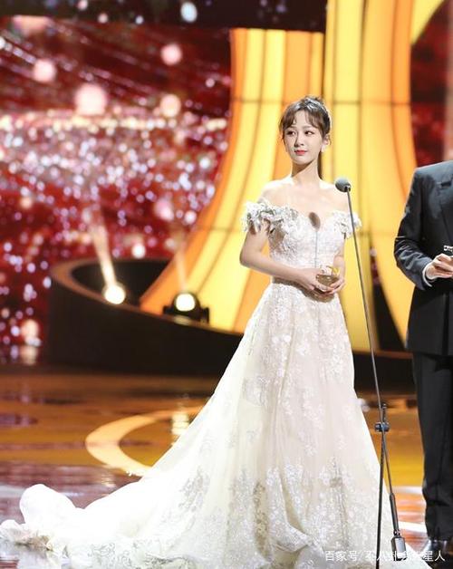 近日,杨紫出席了电视剧品质盛典,身穿一字肩白色镶钻蕾丝长裙的她,真