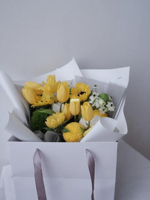 077215简约黄色郁金香向日葵花束_花束_简约风