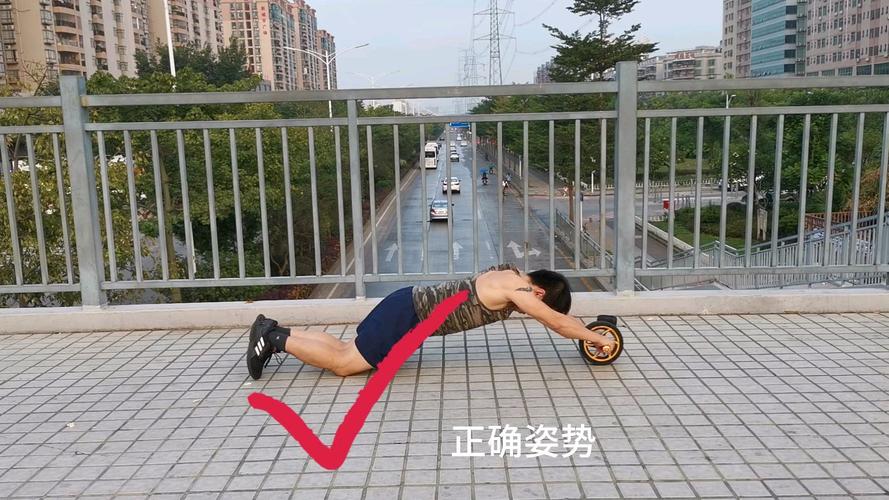 服务升级 4健腹轮教学:双膝跪地,双手握健腹轮向前推进,双腿笔直