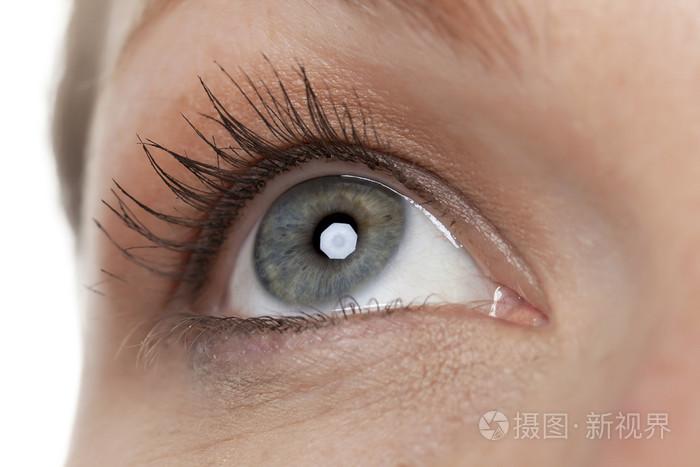 女性的灰色眼睛