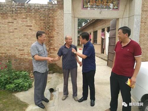 乾县峰阳镇党委书记走访"五帮一做"帮扶户