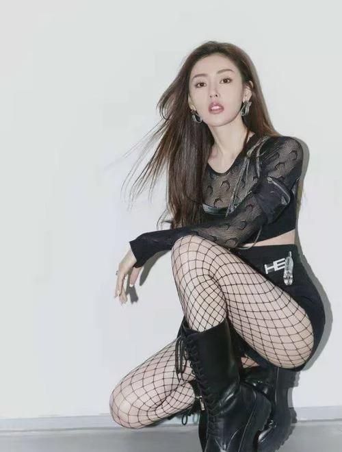 张天爱身材到底有多好?看她穿斜肩裙大秀曲线,懂的人都懂