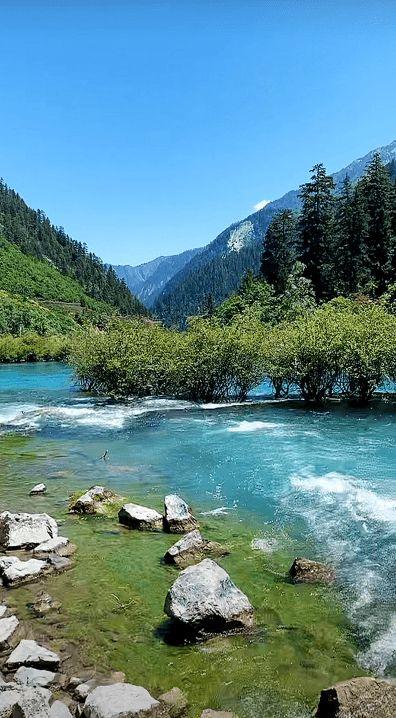 7月22日九寨沟天气与温度实况景区游客穿什么衣服实拍图片