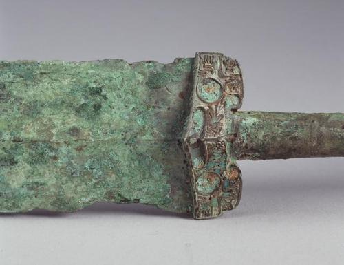 越王州勾错金铜剑,是凭借着剑身上的"越王州句自作用剑"八个篆铭文来