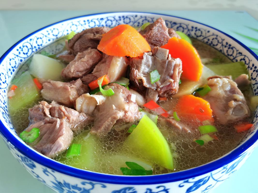 炖羊肉记得要放这一红一绿才香,肉汤清澈肉鲜美,吃过瘾了