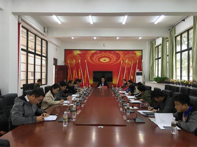 唐县长,李局长在行政会议室听取学校领导班子本学期工作汇报.