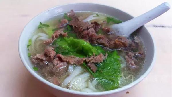  p>潮汕汤河粉是一道由河粉,瘦肉,生菜,香芹,香菜,葱,盐,鸡精,自制炸