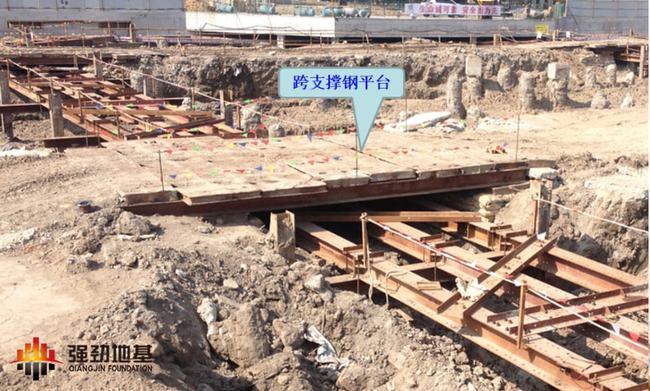 跨支撑钢平台(现场照片)1,坑边挖土钢平台(现场照片)3,大型钢栈桥