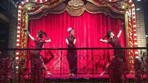 仿佛走在民国古街的路上  "上海百乐门"舞台上 上演着精致温婉的旗袍