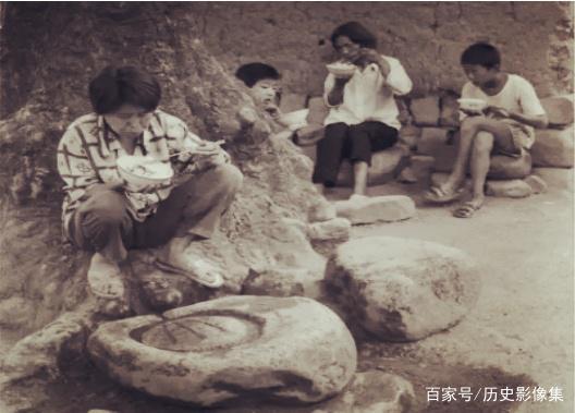 70年代的农村"饭场"老照片:还记得当年大树下吃过百家饭吗?