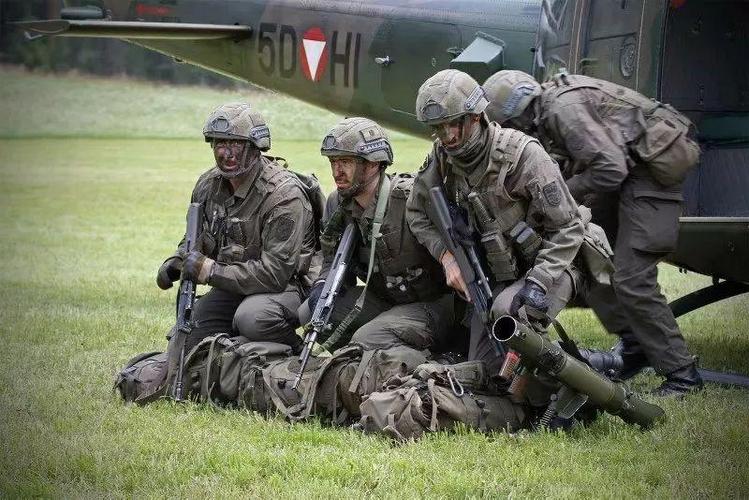 奥地利陆军学员机降作战演练 单色作训服独树一帜