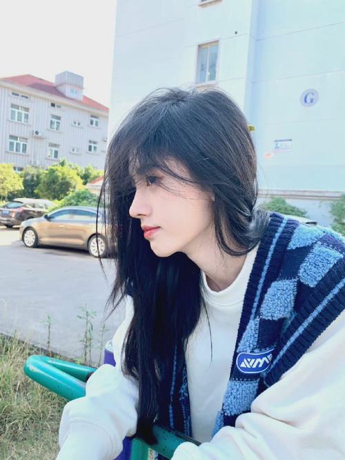 鞠婧祎晒秋日live图# 鞠婧祎微博更新晒秋日live图自拍,蓝色格子马甲