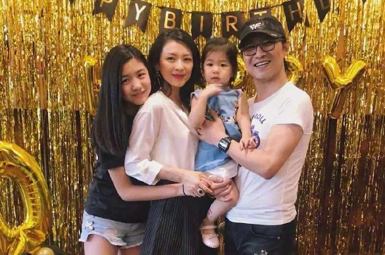 汪峰晒连体羽绒服升级版照片喊话章子怡:老婆,送你这