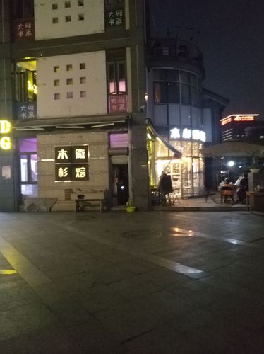查了一下信义坊步行街稍微近一点步行街主要是餐饮业为主现在是小龙虾