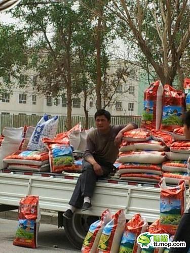 那一年,周润发在大街上卖米