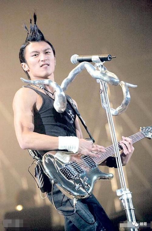 谢霆锋复出乐坛,竟用熨斗烫头,重现18年前经典造型!