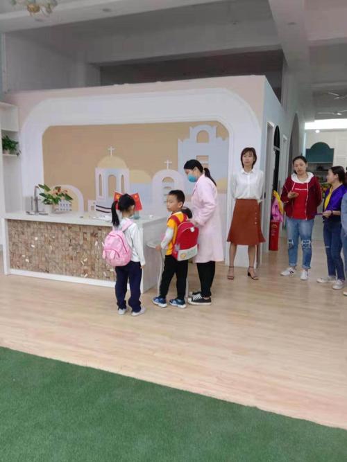 美华幼儿园晨午检照片