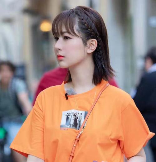 丸子头真out了,最近火了一种:竹节编发,杨紫在中餐厅