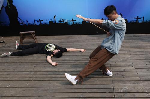 大学新生举行装死大赛 冠军成日薪3000主播(图)