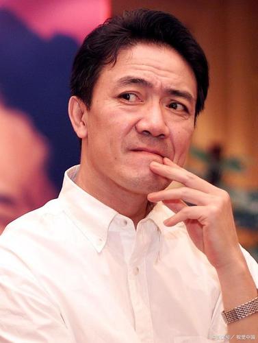 李幼斌:47岁爆红后,抛20年结发妻,转身娶小13岁3婚女人