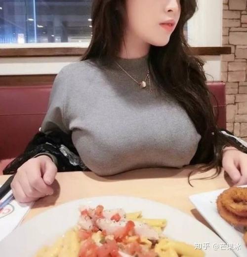 据说因为太累了,所以直接放桌子上了.