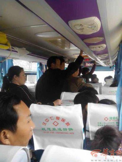 大巴车超载遇交警 司机让乘客下车躲检查