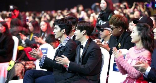 王嘉尔出席颁奖典礼,白敬亭和井柏然侧颜杀完美