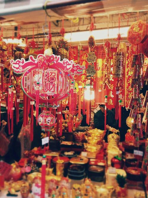 新年快乐,一早的菜市场,卖著一堆春联呢!