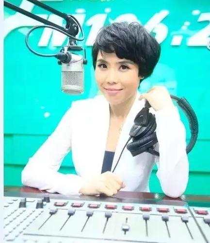 深圳广电集团《深圳早班车》节目主持人,曾获全国广播主持金话筒提名