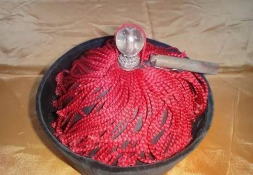 的顶珠原料是青金石,青金石的颜色品相很像天,所以备受古代皇帝的喜爱